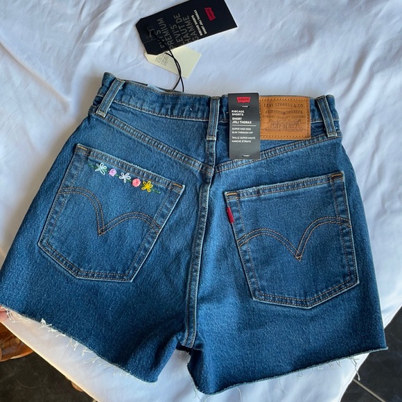 BNWT Levi’s Ribcage Jean Shorts Embroidered Super High-Rise | Size 25” waist - Picture 1 of 9